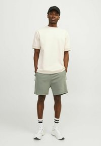 Jack & Jones REGULAR FIT  - Kratke hlače - agave green