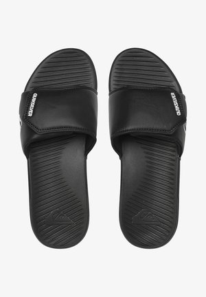 Sandales noires à glissière en matériau synthétique, avec une semelle intérieure texturée, dotées d'une large sangle et de détails de logo sur le côté.