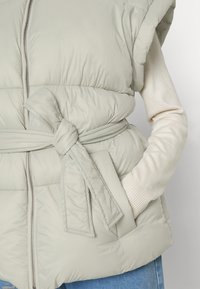 Modström OMA VEST - Colete - elm