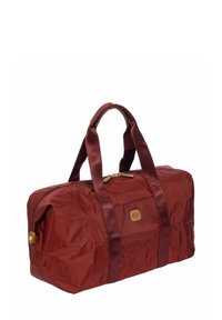 Borsa a duffle in nylon bordeaux con due maniglie, chiusura a zip e una piccola etichetta in pelle; texture liscia, forma rettangolare e design robusto.