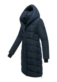 Donkerblauwe pufferjas met een grote capuchon, drukknoopsluiting en zijzakken met rits; heeft een gequiltte textuur en elastische manchetten.