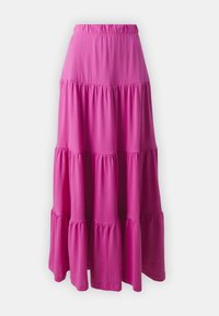 Larga falda rosa hecha de tela suave con una cinturilla elástica, que presenta un diseño en capas y un dobladillo inferior fruncido.