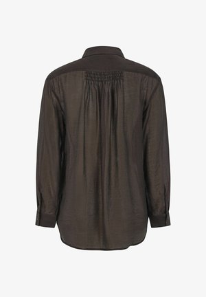 Pruun pikkade varrukatega särk, mis on valmistatud kerge ja läikiva kangaga. Omab kogutud seljaosa detaili ja nööpidega mansette. Sirge, vabalt langev lõige.