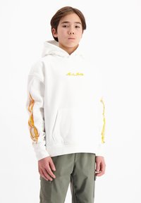 Witte hoodie met een voorzak, met gele vlamgraphics op de mouwen en een klein logo op de borst. De stof lijkt zacht en lichtgewicht te zijn.