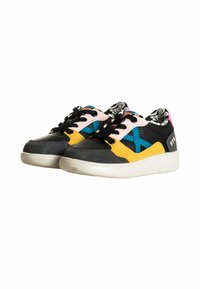 Sneaker multicolori con base in pelle nera, dettagli gialli e blu. Presentano una fodera in tessuto con motivi e suole in gomma bianca.