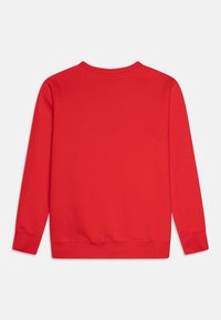 Sudadera roja con cuello redondo, mangas largas y puños de canalé. Textura suave, color sólido y sin patrones ni logotipos visibles.