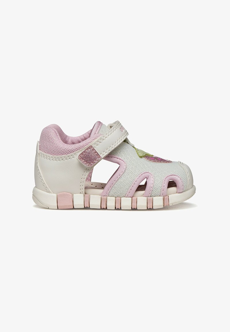 Sandalia blanca y rosa para niño pequeño con tira ajustable de Velcro, laterales de malla, punta cerrada, parche decorativo con purpurina y suela flexible.
