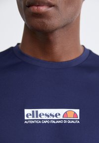 Ellesse CORBOBA TEE - Marškinėliai su spaudiniu - navy
