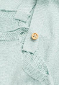 Maglione lavorato a maglia di un verde menta chiaro con una superficie morbida e un bottone di legno con quattro fori. Include un colletto ripiegato e dettagli delle cuciture.