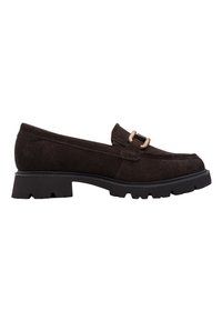 Mocassin en daim marron foncé avec une semelle noire épaisse et une boucle métallique décorative sur le dessus, vue de côté.
