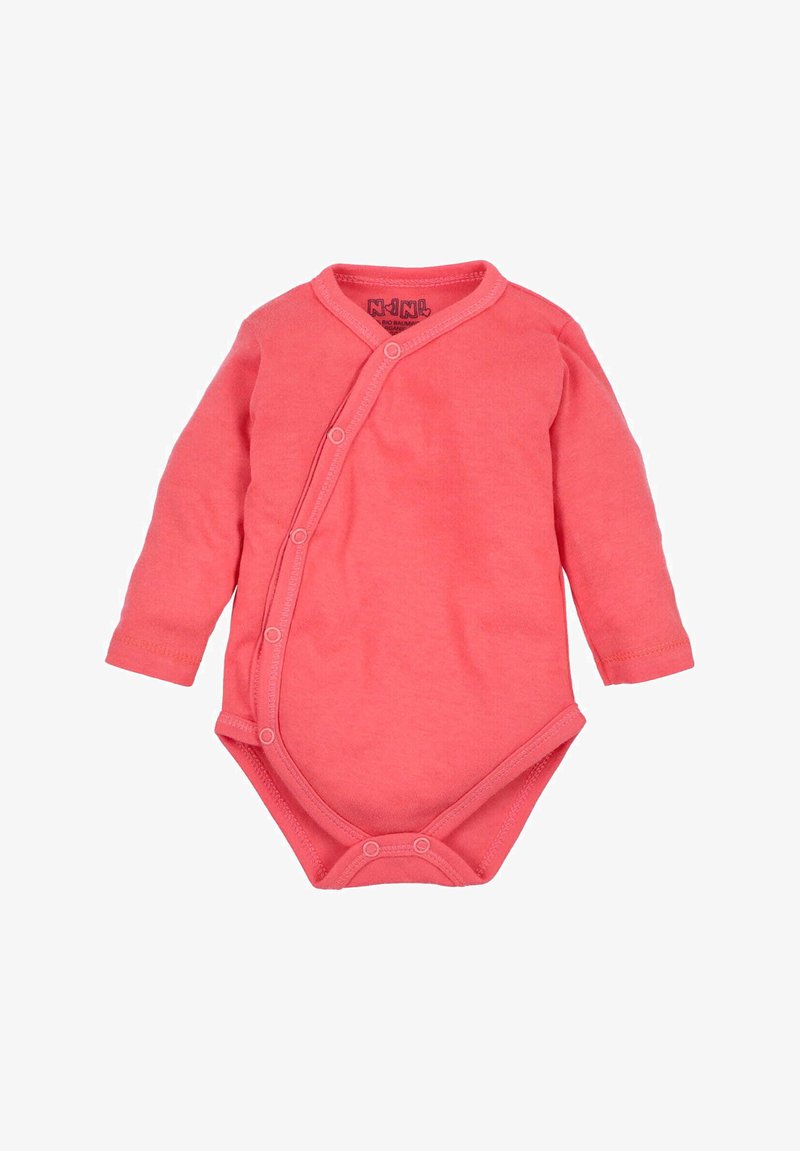 Koralowy bodysuit z długim rękawem, wykonany z miękkiej tkaniny, z wcięciem z boku i napami, które ułatwiają zakładanie.