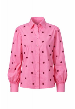 Roze blouse met lange mouwen, knoopsluiting en pofmouwen, met donker bloemenborduursel gelijkmatig verdeeld over de stof.
