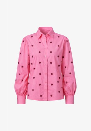 Roze blouse met lange mouwen, knoopsluiting en pofmouwen, met donker bloemenborduursel gelijkmatig verdeeld over de stof.