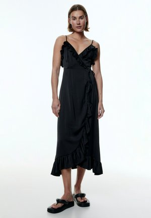 Schwarzes Satin-Wickelkleid mit Rüschendetails am Ausschnitt und Saum, ausgestattet mit einer verstellbaren Bindegurt und einem ausgestellten Rock.