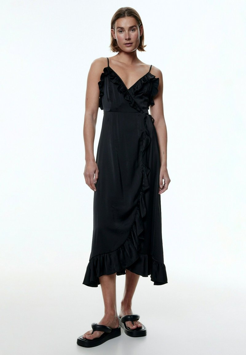 Schwarzes Satin-Wickelkleid mit Rüschendetails am Ausschnitt und Saum, ausgestattet mit einer verstellbaren Bindegurt und einem ausgestellten Rock.