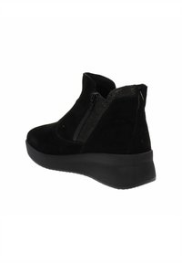 Stivaletti neri in suede con un pannello elastico testurizzato e chiusura con zip; dotati di suola piattaforma e design della punta arrotondata.