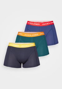 Drie paar herenshorts in marineblauw, groen en paars met elastieken taillebanden waarop het logo "JACK & JONES" in contrasterende kleuren is afgebeeld.