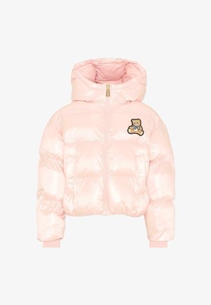 Giacca a piumino rosa chiaro lucida con cappuccio, cerniera frontale, tasche laterali, polsini a coste e una toppa a forma di orsetto sul petto sinistro.