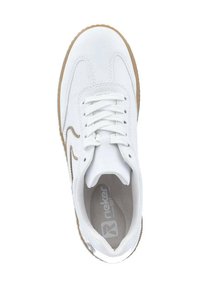 Witte sneaker met een gladde leren bovenkant, vetersluiting en een lichtbruine rubberen zool. Bevat onopvallende branding aan de binnenkant.