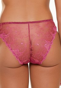Culotte en dentelle rose ornée d'une broderie florale complexe, en matière en tulle transparent et satin à la taille. Bords finis avec un design en forme de scallop.