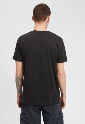 Zwarte katoenen t-shirt met een klassiek ronde halsontwerp, korte mouwen en een relaxte pasvorm, met een gladde textuur en zonder versieringen.