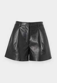 Μαύρα ψεύτικα δερμάτινα σορτς με ψηλή μέση, πιέτες, θηλιές για ζώνη και κλείσιμο με εμπρόσθιο καπάκι σε ανοιχτό γκρι φόντο.