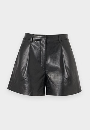 Svarte høytlivs shorts i kunstlær med folder, beltehemper og frontklafflukking på en lys grå bakgrunn.