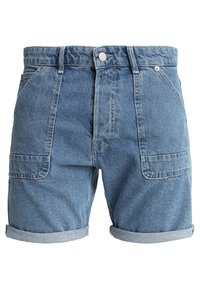 Jeansshorts i ljusblått med uppvikta fållar, med knappstängning och flera framfickor. Tillverkade av texturerat bomullstyg.