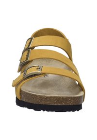 Brun kork fodersandal med tre gule ruskindsstropper fastgjort med metalspænder, der har en struktureret sål og et afslappet design.