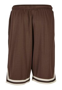 Shorts de sport marron en tissu mesh, caractérisés par une coupe décontractée, une taille élastique et des accents rayés blancs et marron foncé au niveau de l'ourlet.
