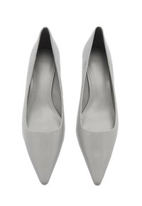 Scarpe con tacco alto a punta in grigio chiaro, realizzate in materiale sintetico liscio, con un design elegante e uno stile minimalista.