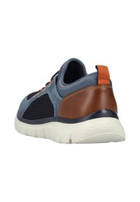 Chaussure de sport avec une tige en tissu bleu dotée de panneaux en mesh, des accents en cuir marron, et une semelle en caoutchouc blanc. Comprend une languette de traction orange.