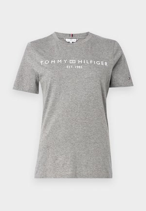 Grå bomulds T-shirt med korte ærmer, der har hvid tekst "TOMMY HILFIGER EST. 1985" på forsiden og en lille logoaccent på ærmet.