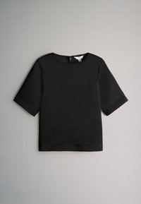 Schwarzes Kurzarmoberteil aus glattem Stoff mit rundem Ausschnitt und kleinem Rückenausschnitt. Schlichtes Design ohne sichtbare Muster.