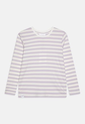 Hosszú ujjú, világos lila és fehér vízszintes csíkos póló, kerek nyakkivágással, puha anyagból, és egy kis címkével az alján.