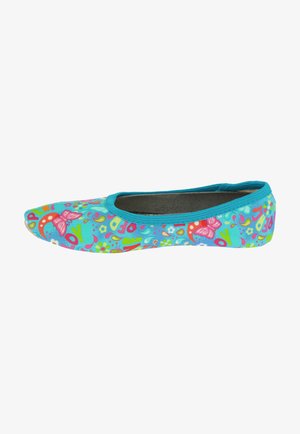 Balletflat in lichtblauwe stof met kleurrijke bloemen- en vlinderpatronen, ronde neus en elastische rand voor een veilige pasvorm.