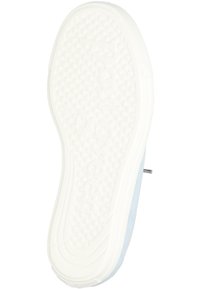 Πάτος λευκού αθλητικού παπουτσιού με κυκλικά σχέδια για καλύτερη πρόσφυση και ανάγλυφο λογότυπο στη βάση, σε θέαση από κάτω.