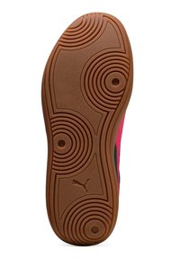 Gummisohle des Sneakers mit strukturierter brauner Oberfläche, die kreisförmige Muster und ein zentrales Logo aufweist. Farbverlauf von Pink zu Grün an den Seiten.