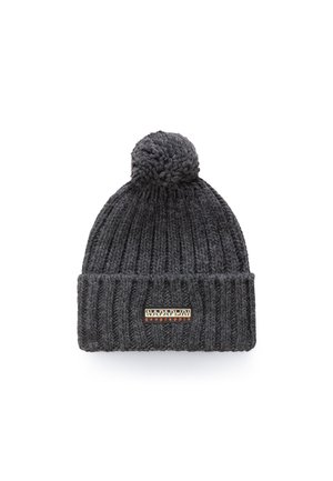 Mørkegrå ribstrikket hue med foldet kant, pompon på toppen og rektangulært mærkelabel med teksten "Napapijri Geographic" foran.