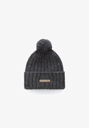 Mørkegrå ribstrikket hue med foldet kant, pompon på toppen og rektangulært mærkelabel med teksten "Napapijri Geographic" foran.