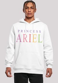 Hvit hettegenser med lomme foran, med store flerfargede bokstaver som leser "PRINSESS ARIEL" i varierende fete skrifttyper.
