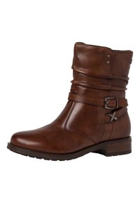 Brun läderankelboot med en staplad klack, slouchy design, metallspänne och konstgjord sömnad på sidan.