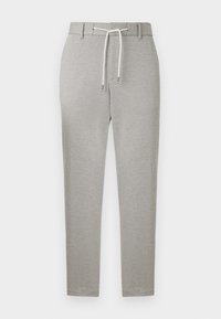 Ανοιχτό γκρι παντελόνι slim-fit με θηλιές για ζώνη και λευκό κορδόνι δεσίματος στη μέση, τοποθετημένο σε απλό φόντο.