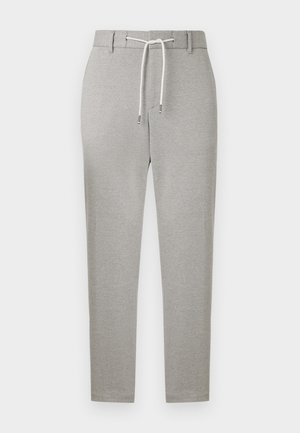 Ανοιχτό γκρι παντελόνι slim-fit με θηλιές για ζώνη και λευκό κορδόνι δεσίματος στη μέση, τοποθετημένο σε απλό φόντο.