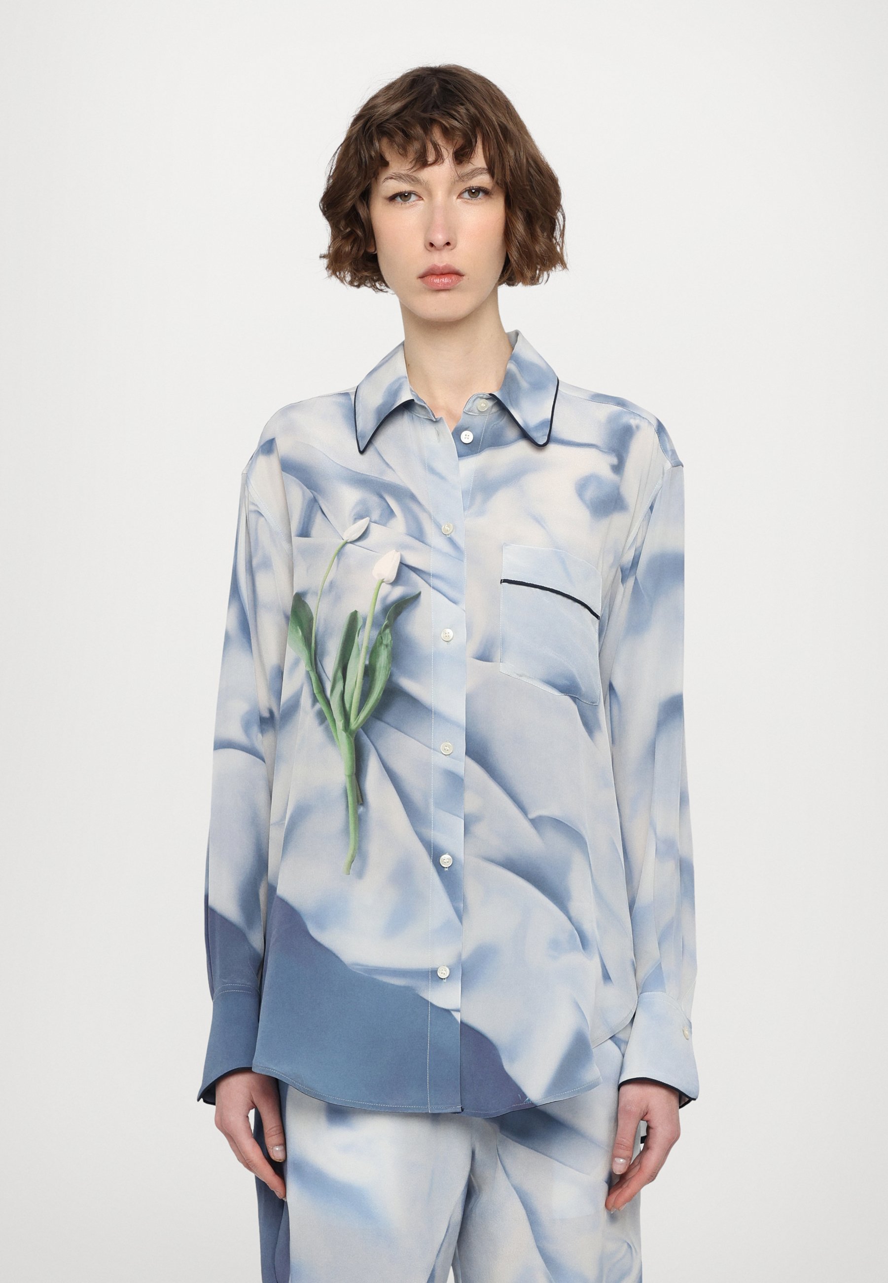 売れ筋商品|||ヴィクトリア ベッカム シャツ レディース トップス PIPING DETAIL PYJAMA SHIRT - Button-down blouse - ice blue Piping Detail Pyjama Shirt In Ice Blue Satin Flowers