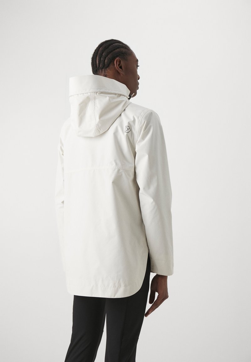Weiße wasserdichte Jacke mit Kapuze, ausgestattet mit einem Rückenschlitz, dezentem Logo und geradem Schnitt. Glatte Textur und lange Ärmel.
