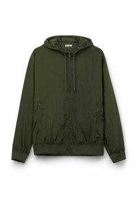 Chaqueta con capucha ligera en verde oscuro. Confeccionada en tejido texturizado, cuenta con una cremallera completa, capucha ajustable con cordón y dos bolsillos laterales.