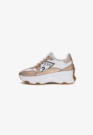 Guess RUNNER CALEBB LAMINATA - Sneakers basse - oro