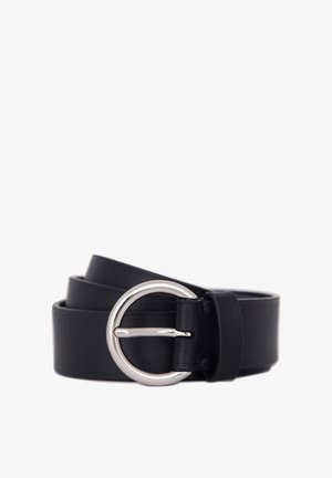 Ceinture en cuir noir à large design, avec une boucle circulaire argentée et une texture lisse, enroulée avec une finition soignée.