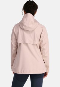 Vaaleanpunainen vedenpitävä takki hupulla, jossa on kerrostettu selkädesign ja sileä pinta. Sopii ulkoilmaaktiviteetteihin.